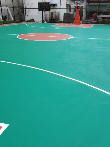 兴庆 球场长期使用易出现地面开裂